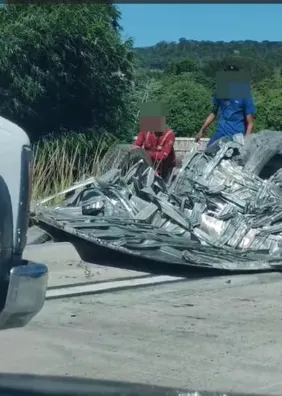 Carreta carregada com pneus tomba no Pilar e carga é saqueada