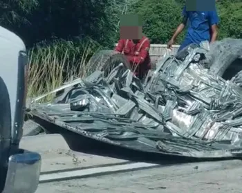 Carreta carregada com pneus tomba no Pilar e carga é saqueada