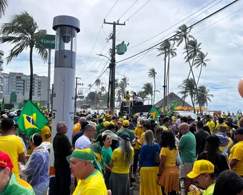 Manifestantes enfrentam chuvas para pedir anistia a condenados do 8 de janeiro e impeachment de Lula