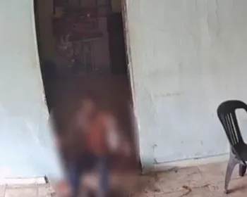 Vídeo mostra momento em que homem invade casa e deixa idoso agonizando após facadas