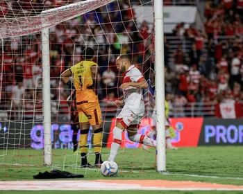 Douglas Baggio marca o segundo do CRB contra o Vitória; veja como foi o gol!