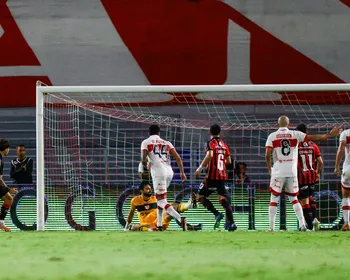 Tarzia marca o quarto gol do Vitória sobre o CRB; confira o lance!