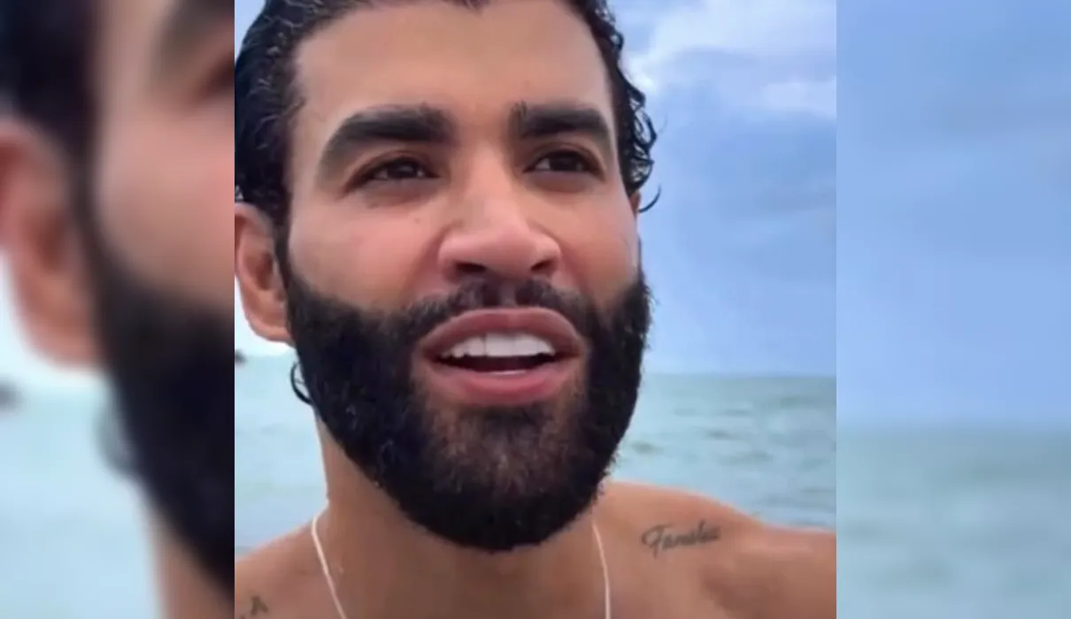 Gusttavo Lima toma banho de mar em Maceió após show e brinca: 'Tirar a inveja e o mau-olhado'