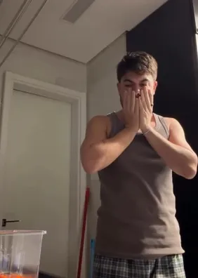 Álvaro Xaro é criticado após peixe cair no ralo durante limpeza de aquário