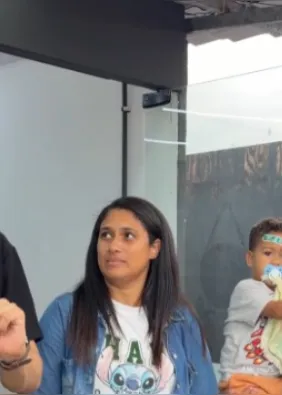 Conheça o casal de Maceió que criou uma barbearia pensada para crianças com autismo e suas famílias