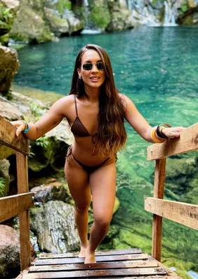 De fio-dental, ex-BBB Maxiane ostenta corpão em cenário paradisíaco e internautas babam: "um escândalo"