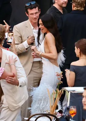 Dua Lipa e Callum Turner iniciam casamento de 3 dias na Itália; veja vídeos