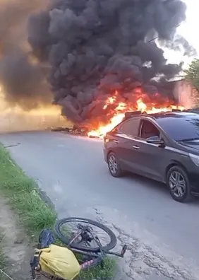 Incêndio em depósito de pneus provoca transtornos e deixa moradores sem energia