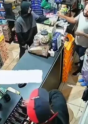 'Não me mata': comerciante implora para não ser morto em assalto na frente do filho