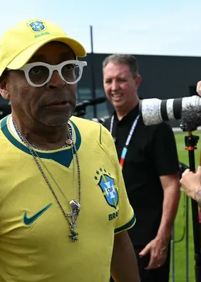 Spike Lee visita treino da Seleção e brinca sobre Neymar: "É o meu cara"