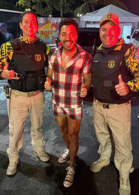 Tirulipa chega 'escoltado' pelo DMTT para show no Jaraguá; veja vídeo