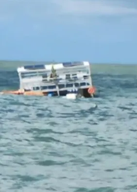 Ventos fortes e mar agitado causaram afundamento de catamarã na Ponta Verde