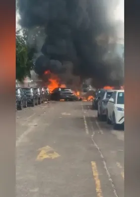 Vídeo: Dois helicópteros caem em pátio de veículos no Rio de Janeiro