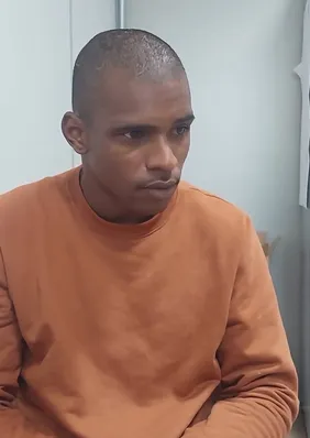 Genro preso por matar sogra é flagrado consolando esposa horas após o crime