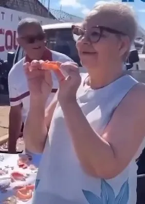 Vídeo de feira vendendo dentadura "na base do teste" viraliza e divide opiniões
