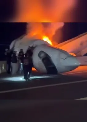 Vídeo mostra motoristas tentando resgatar passageiros de jato em chamas