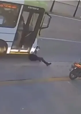 VÍDEO: passageiro morre ao descer de moto e ser atropelado por ônibus