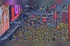 Às vésperas da estreia, brasileiros invadem a Times Square; veja vídeo