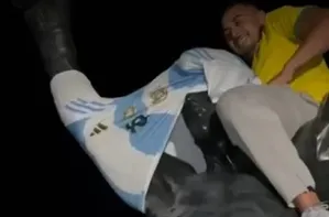 Brasileiro coloca camisa da Argentina em 'azarada' estátua de Rocky Balboa