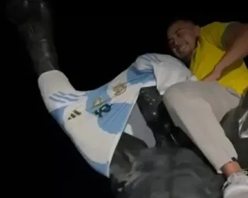Brasileiro coloca camisa da Argentina em 'azarada' estátua de Rocky Balboa