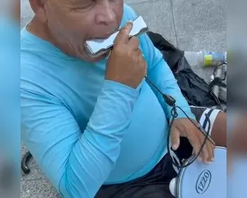 "Ceguinho do Centro" volta ao trabalho após prisão de agressor: "Feliz da vida"