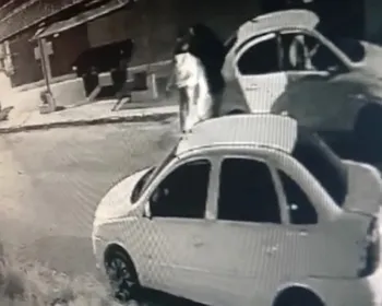 Criminosos invadem casa, matam homem e levam esposa dele como refém