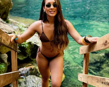 De fio-dental, ex-BBB Maxiane ostenta corpão em cenário paradisíaco e internautas babam: "um escândalo"