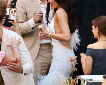 Dua Lipa e Callum Turner iniciam casamento de 3 dias na Itália; veja vídeos
