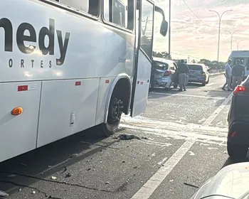 Engavetamento envolvendo ônibus, van e carros é registrado em Marechal Deodoro