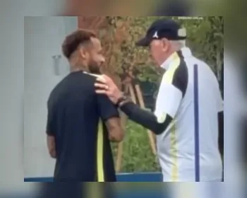 Flagrante mostra Ancelotti chamando Neymar para conversa reservada em treino da Seleção