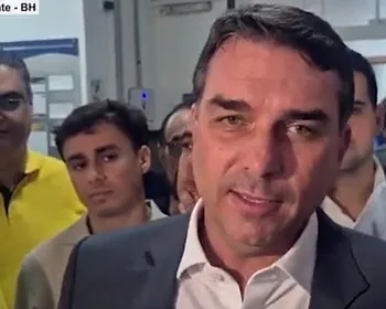 Flávio Bolsonaro se manifesta sobre operação contra produtora de Dark Horse