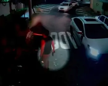 Furioso, perito criminal agride e ameaça grupo de garis com pistola