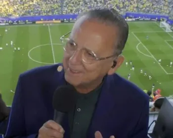 Galvão Bueno passa aperto, mas consegue narrar 100º gol do Brasil em Copas