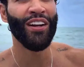 Gusttavo Lima toma banho de mar em Maceió após show e brinca: “Tirar a inveja e o mau-olhado”