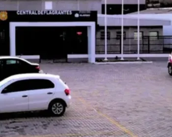 Jovens são detidos suspeitos de importunar adolescente em escola municipal
