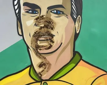Mulher é flagrada passando fezes de cachorro em pintura de Jair Bolsonaro