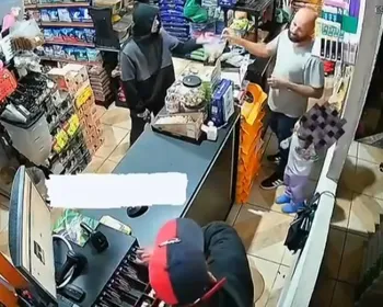 'Não me mata': comerciante implora para não ser morto em assalto na frente do filho
