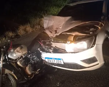 Pedreiro morre após moto ser atingida por carro em Craíbas; esposa e bebê ficam feridas