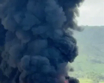 PRF alerta para risco de nova explosão após caminhão tombar e pegar fogo na BR-101