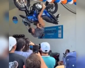Prova de resistência em moto invertida viraliza nas redes sociais; assista!
