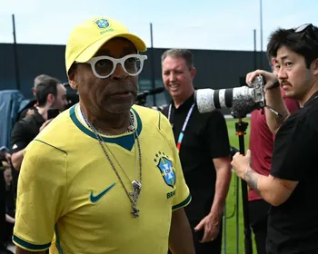 Spike Lee visita treino da Seleção e brinca sobre Neymar: "É o meu cara"
