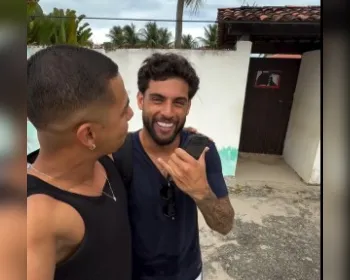Torcedor do Corinthians encontra Yuri Alberto em Alagoas e viraliza nas redes