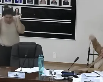 Vereadora se irrita e joga microfone durante sessão da Câmara