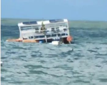VÍDEO: catamarã naufraga na orla de Ponta Verde; bombeiros são acionados