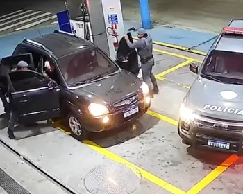 VÍDEO: idoso é resgatado após ser feito refém dentro de carro em Guarulhos