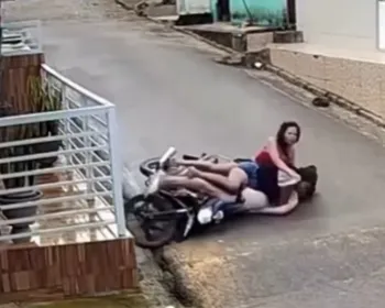 Vídeo mostra queda violenta de moto com três ocupantes em AL