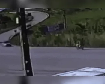 Vídeo mostra momento em que motociclista bate contra carro em Messias