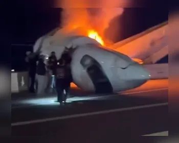 Vídeo mostra motoristas tentando resgatar passageiros de jato em chamas