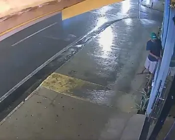 Vídeo mostra suspeito invadindo pizzaria rastejando na Jatiúca; saiba o que foi furtado!