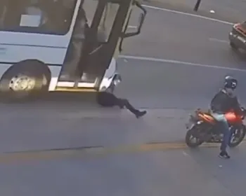 VÍDEO: passageiro morre ao descer de moto e ser atropelado por ônibus